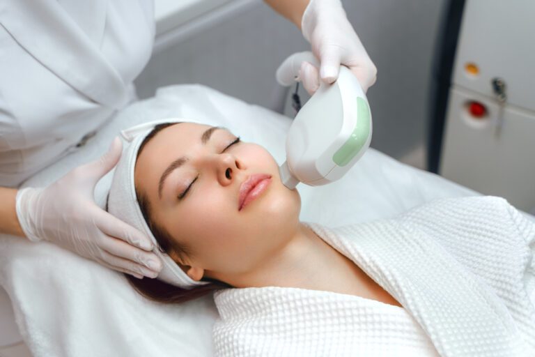 Dermatologista utilizando Ultraformer III