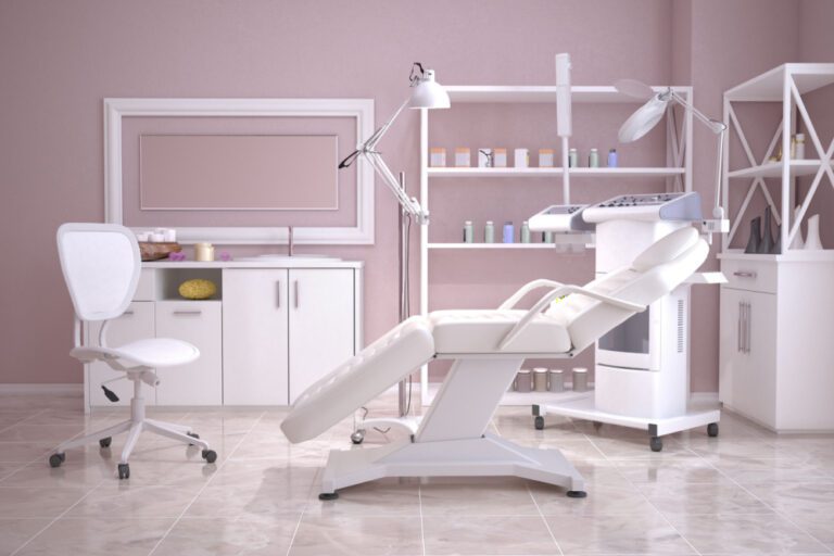 Imagem de um consultório com maca