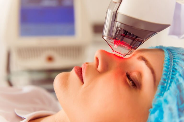 Imagem ilustrativa de um procedimento de laserterapia acontecendo