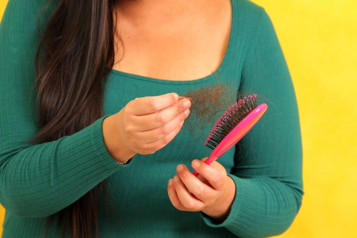Queda de cabelo feminina: causas mais comuns